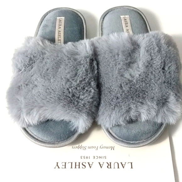 LAURA ASHLEY GRAY FUR MEMORY FOAM SLIPPERS SIZE SMALL 5-6 NWT - Picture 8 of 8